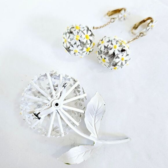 Vintage 1960's Demi Parure Large Metal Enameled Daisy Brooch Pin Earrings Set - Picture 4 of 9
